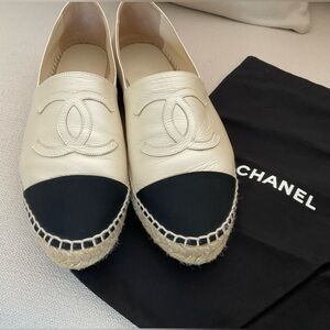 CHANEL CREAM LEATHER CC ESPADRILLES WITH CROSSGRAIN BLACK TOE SIZE 38 FR - US 7